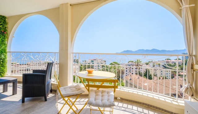 Apartment "Palais Isabelle" with Sea View and Terrace, Steps from the Beaches of Cannes