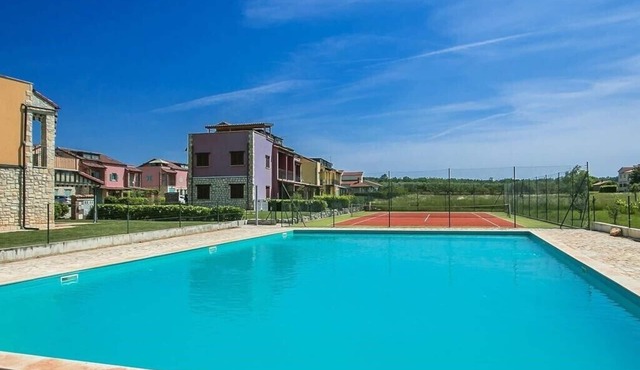 Apartment Paradise with shared Pool and Tennis Court near Poreč