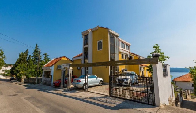Apartment Pericic Zuti