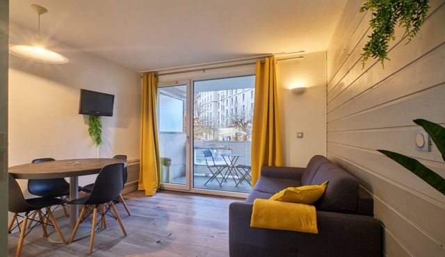 Apartment 'Petit Cocon Proche Lac Et Stations' with Shared Pool, Balcony and Wi-Fi