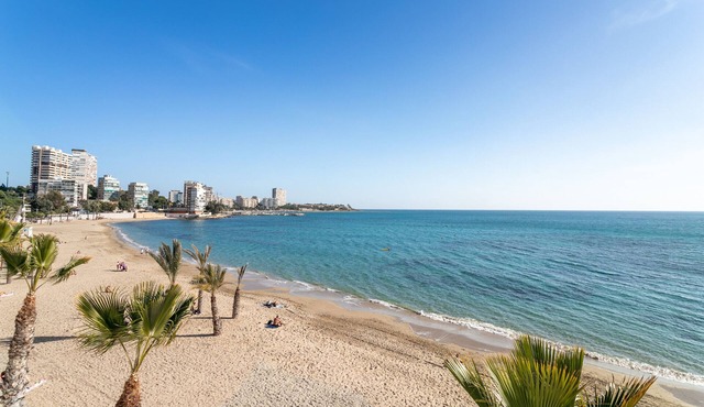 Apartment 'Primera Línea De Playa' with Shared Pool, Wi-Fi and Air Conditioning