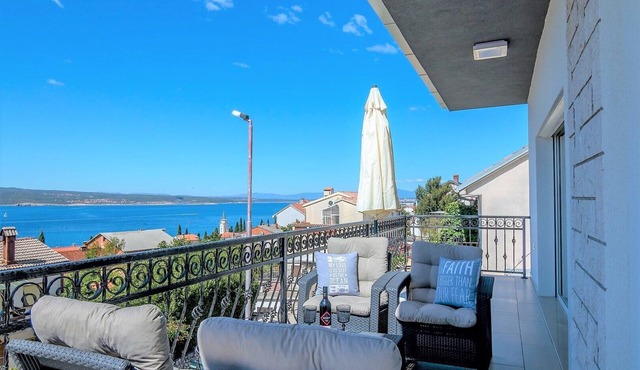Apartment Queens III with Sea View in Selce