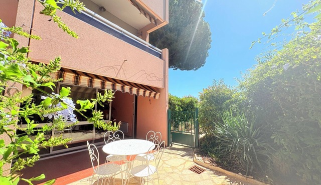 Apartment residence- terrace- parking- 10 min walk from the Sablettes beach