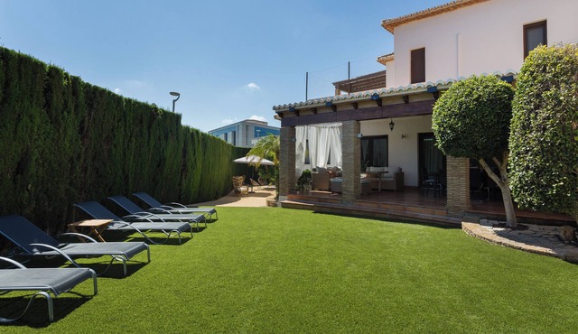 Apartment 'Resort Villa Luny' with View Over the Shared Pool, Wi-Fi and Air Conditioning