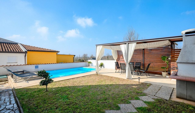 Apartment Rose I with shared pool in Poreč, Istria