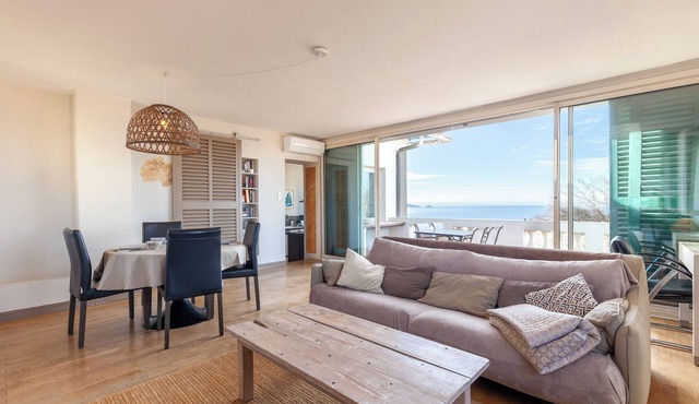 Apartment Roucas Blanc with Exceptional Sea & Notre Dame View, Terrace & AC