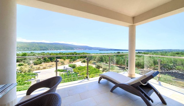 Apartment ROYAL 1 with pool and jacuzzi