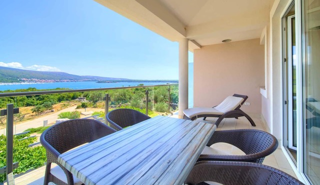 Apartment ROYAL 2 with pool and jacuzzi