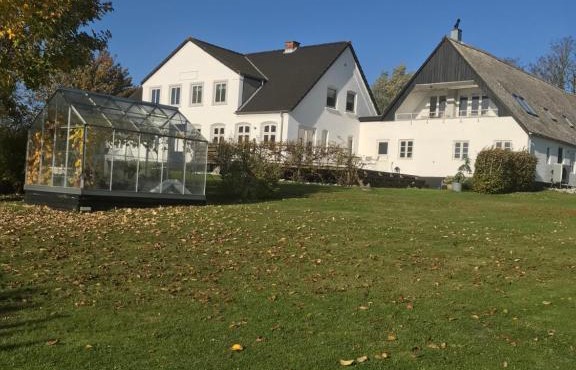 Apartment Ruhetgaard Bed & kitchen