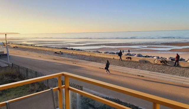 APARTMENT SEA AND DIKE WISSANT