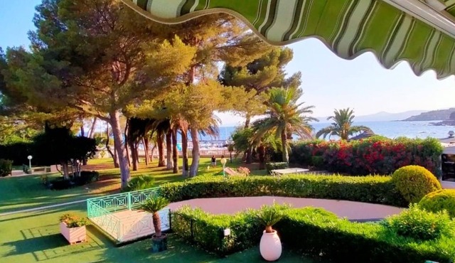 APARTMENT SEA VIEW- "FEET IN THE WATER" DIRECT ACCESS BEACH