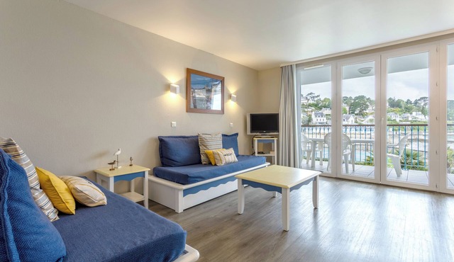 Apartment 'Sea View on the Beach' with Sea View, Shared Pool and Wi-Fi
