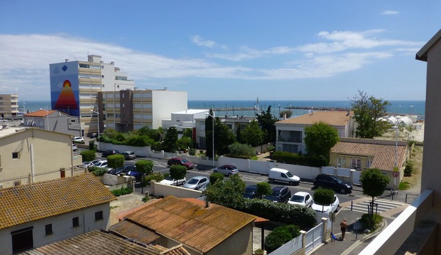 Apartment, sea view with terrace 50M from the beach, large garage.