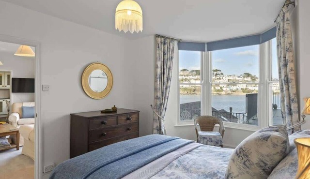 Apartment, Sea Views & Terrace on Waters Edge