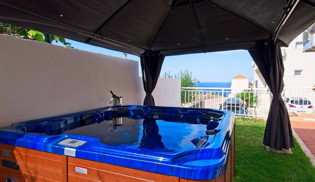 Apartment Šemeš- Three Bedroom Apartment with Jacuzzi and Sea View