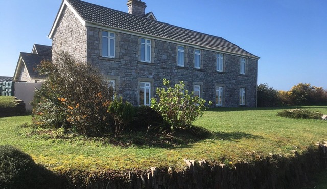 Apartment set in stunning grounds with coastal views & access to coastal paths