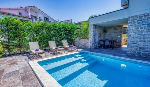 Apartment Siora with pool