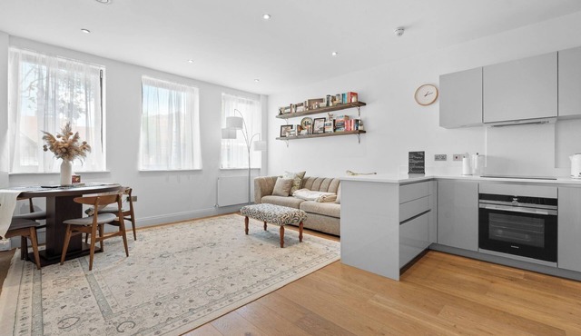 Apartment - Sleeps 2 - Parking - Great Location