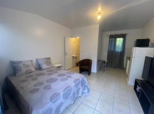 Apartment Sleeps 2 with On-Site Parking