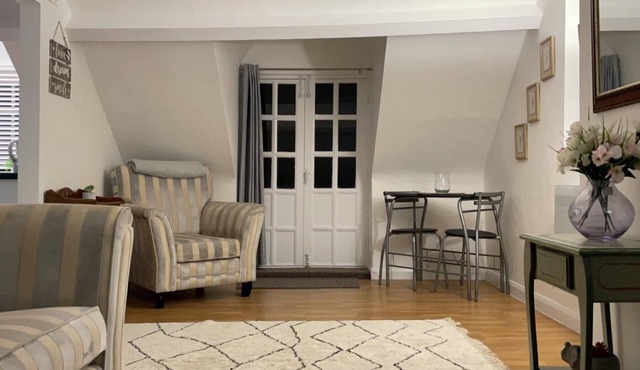 Apartment Sleeps 2 with Wi-Fi