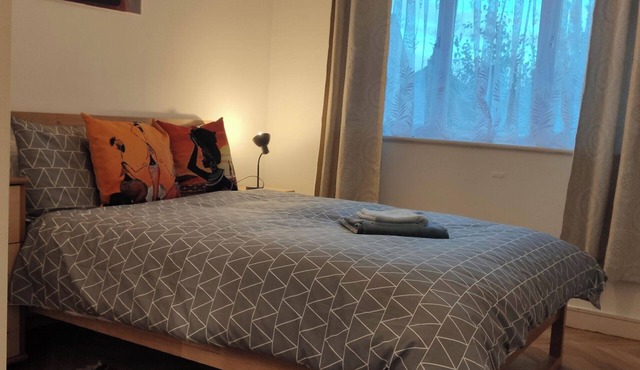 Apartment - Sleeps 4 - Parking - WiFi