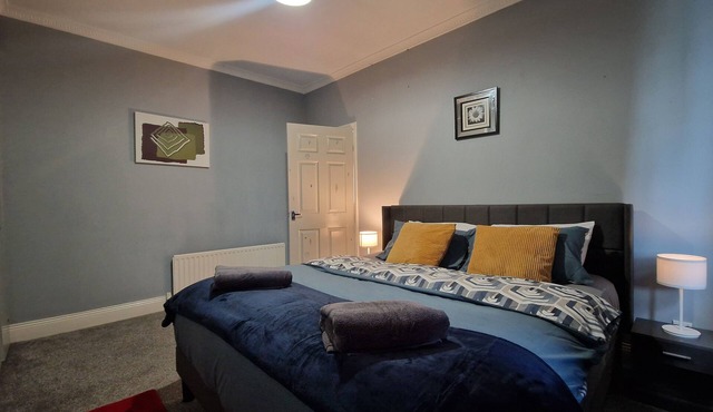 Apartment - Sleeps 4 - Parking - WiFi