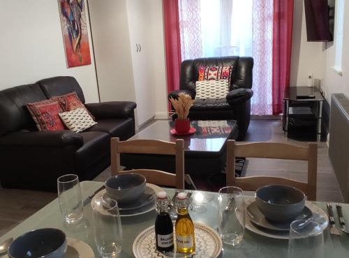 Apartment - Sleeps 4 - Parking - Station Close