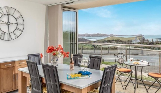 Apartment Sleeps 4 stunning views/sunsets overlooking Whipsiderry Beach/Newquay