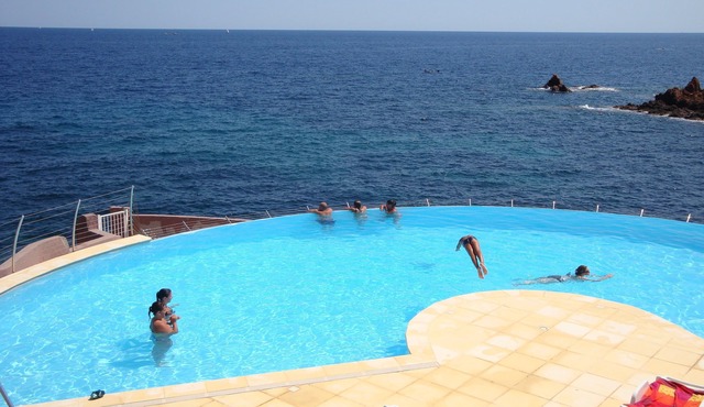 Apartment sleeps 5 with sea view and private garden