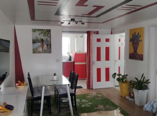 Apartment - Sleeps 5 - Parking - Station Close