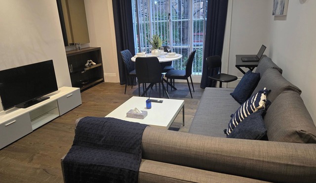 Apartment - Sleeps 6 & Near Station