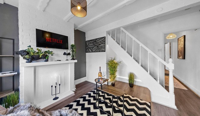 Apartment Sleeps 7 with Free Parking