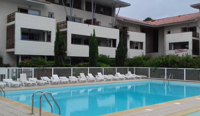 apartment sleeps 6 2 steps from the ocean