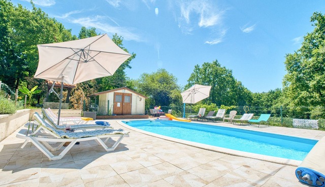 Apartment 'Stag' with Shared Pool, Wi-Fi and Air Conditioning