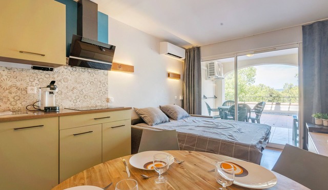 Apartment 'Studio Golf De Pont Royal' with Mountain View, Wi-Fi and Air Conditioning