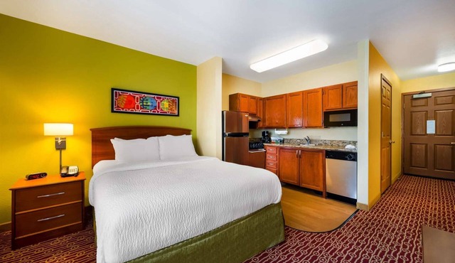 Apartment-Style Suite w/Spacious Kitchen Near Meadowbrook Lake