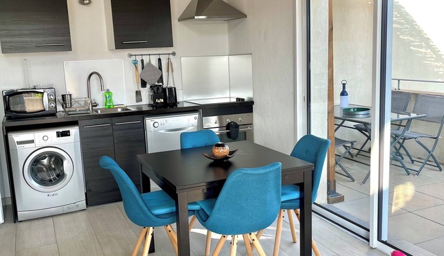 Apartment T2.40 m2, air-conditioned, 3 terraces, 350 m from the beach. Private parking.