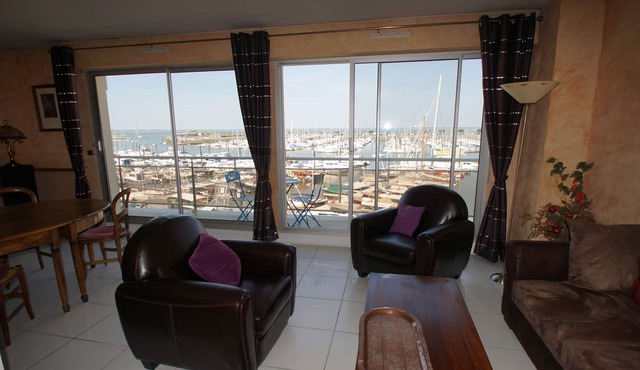 Apartment T3 with superb view of the basin and the marina
