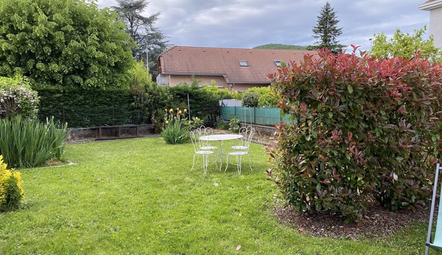 Apartment T4 76m2 with garden in villa between town and lake