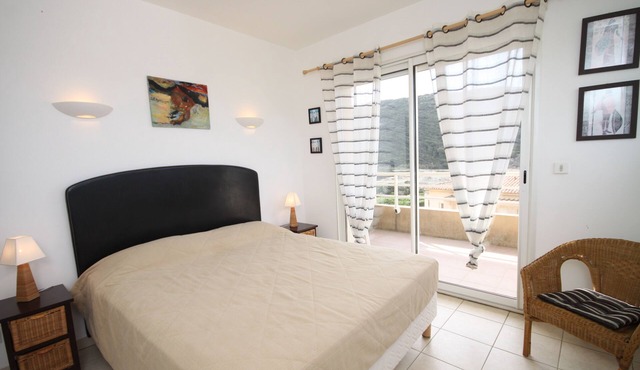 Apartment T4 - Sea view in small residence