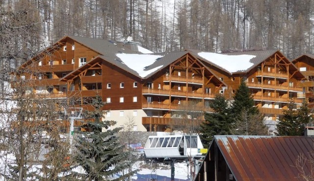 Apartment 'Terrasses De Labrau - Res Piscine' with Mountain View and Balcony