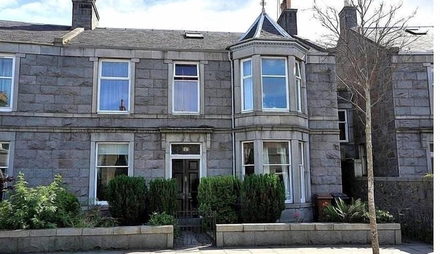 Apartment To Suit All! Perfect Location With Easy Access To Centre Of Town