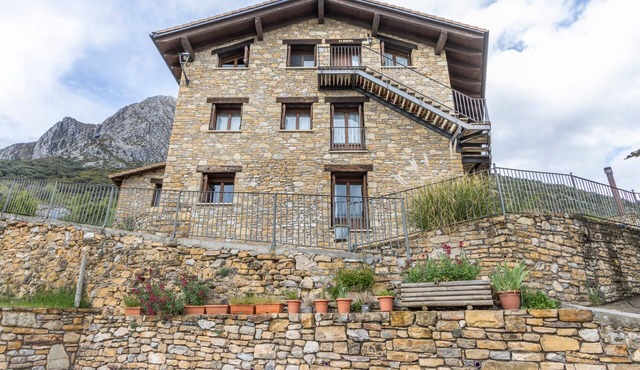 Apartment 'Turbón' with Mountain Views, Shared Garden and Wi-Fi