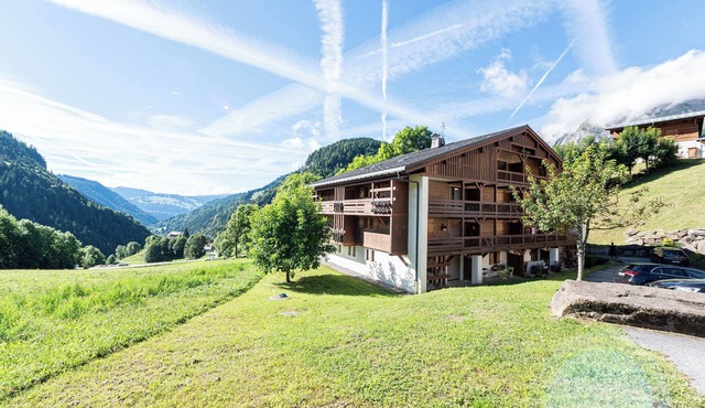 Apartment 'Ty Aravis' with Mountain View and Balcony