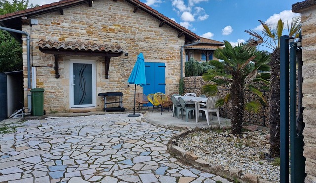 Apartment 'Une Escale Au Calme' with Private Terrace, Private Garden and Wi-Fi