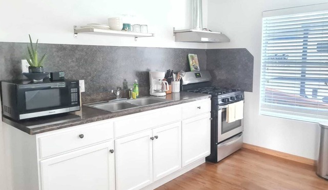 Apartment Unit 1Bedroom -Kitchen 2-Beds-patio