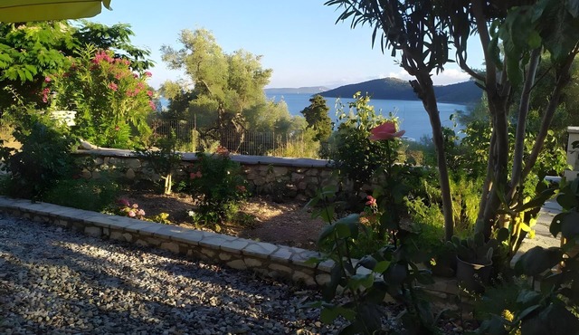 Apartment 'Vardia Room' with Sea View, Wi-Fi and Air Conditioning