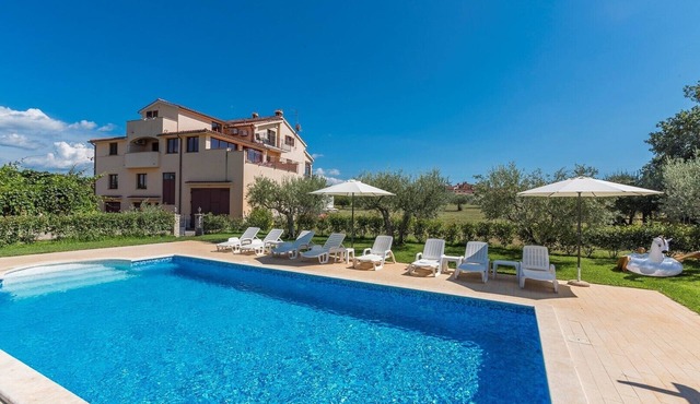 Apartment Vetrina A2 with Shared Pool
