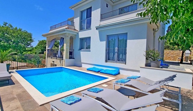 Apartment VIKTORIJA with private pool