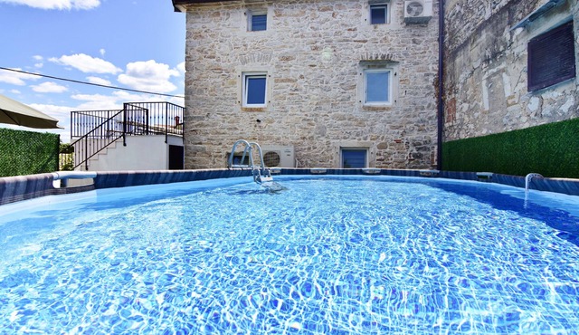 Apartment Vilanija with pool and barbecue